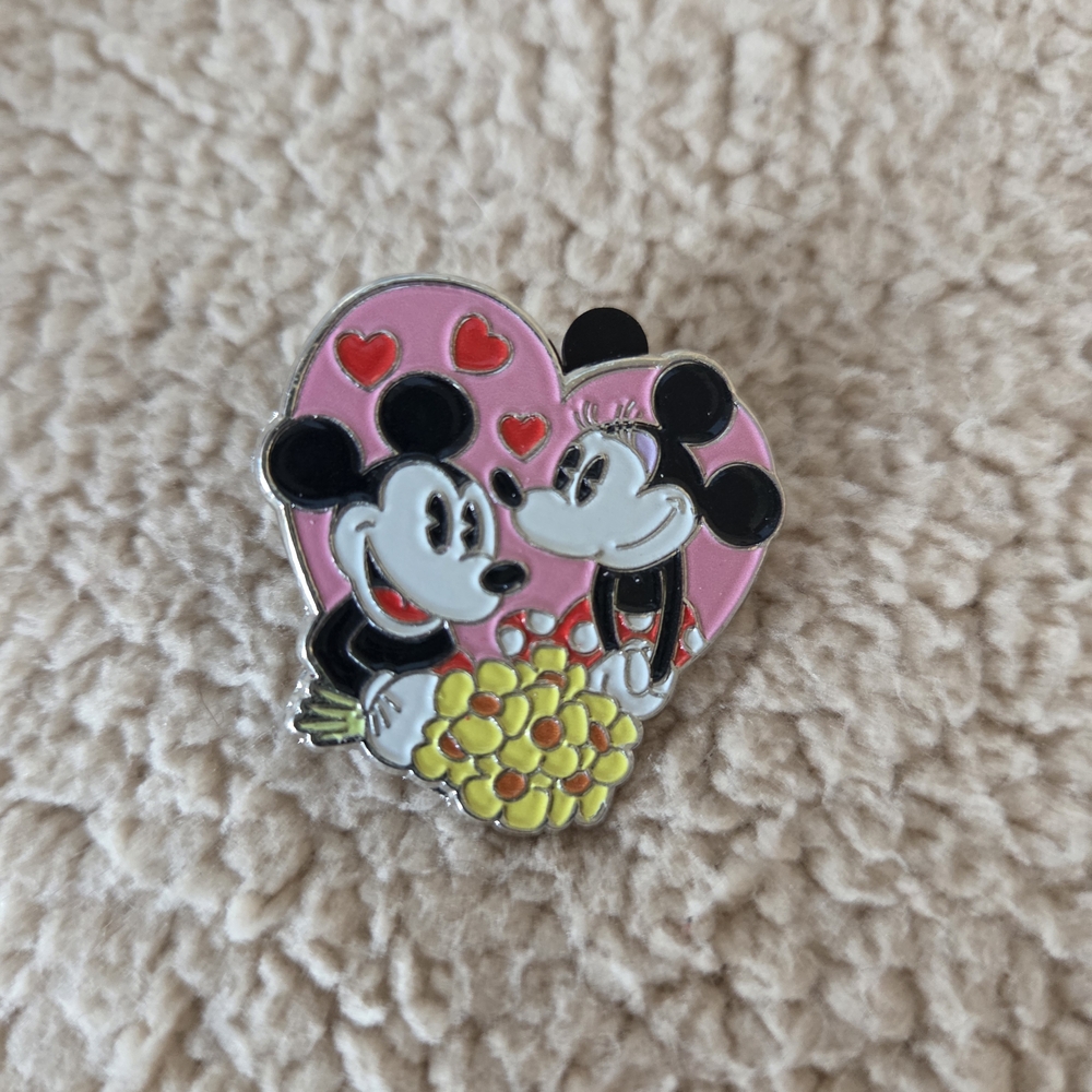 3/$25 ❤️Mickey and Minnie Heart Trading Pin